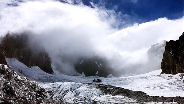 营销中心：郑佳玮 摄于玉龙雪山.jpg